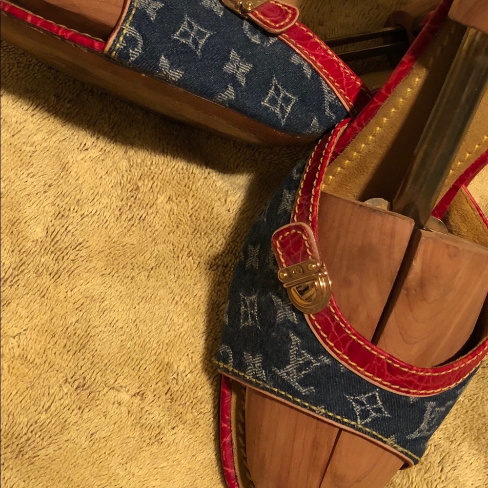 Crocodile sandals with jeans, good condition